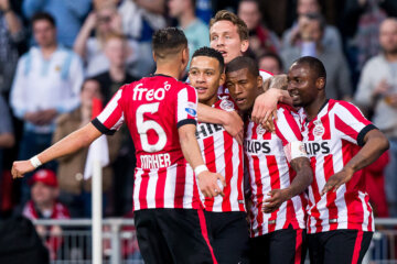 Adam Maher, Memphis Depay, Luuk de Jong, Georginio Wijnaldum en Jetro Willems vieren een goal van PSV