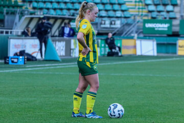 Kayra Nelemans achter de bal namens ADO Den Haag