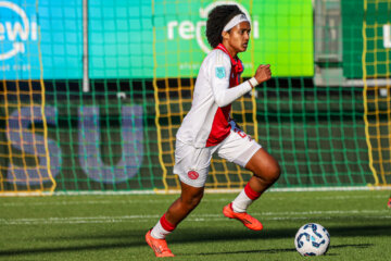 Lily Yohannes in actie namens Ajax
