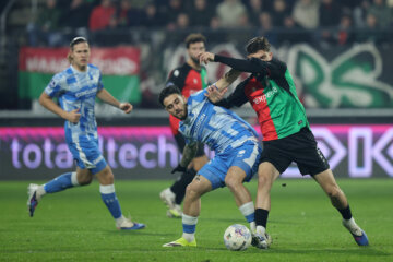 Ahmetcan Kaplan in duel met Angel Alarcon