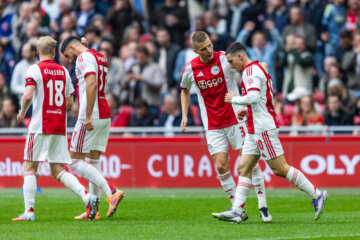 Ajax won zaterdagmiddag met de hakken over de sloot