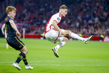 Anton Gaaei ramt de bal in de bovenhoek