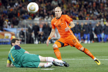 Arjen Robben en de teen van Iker Casillas