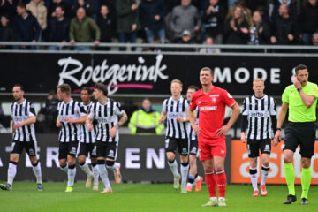 Bas Kuipers baalt na een goal van Heracles