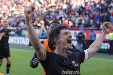 Bas Kuipers viert de tweede treffer van Go Ahead Eagles