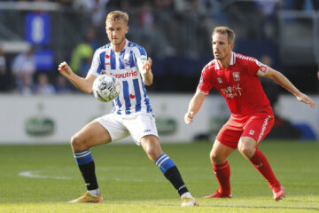 Benjamin Nygren probeert de bal af te schermen voor Wout Brama