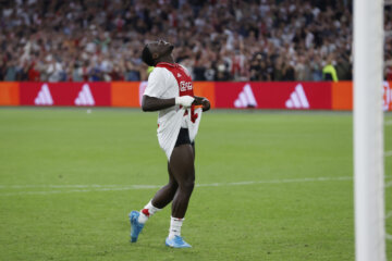 Brian Brobbey baalt na een gemiste strafschop