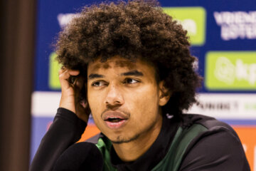 Calvin Stengs tijdens de persconferentie