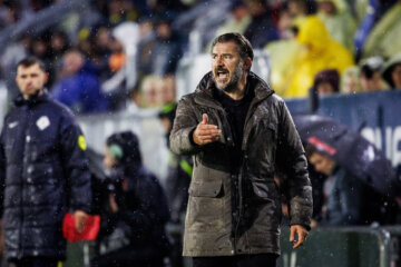 Carl Hoefkens langs de kant bij NAC FC Groningen