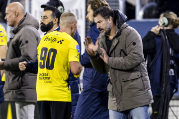 Carl Hoefkens praat met Lewis Holtby