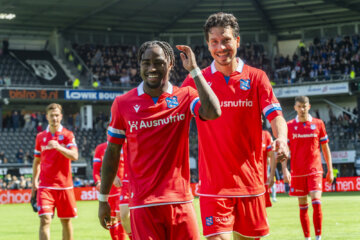Che Nunnely viert zijn goal tegen Heracles Almelo