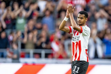 Cody Gakpo klapt naar het PSV-publiek