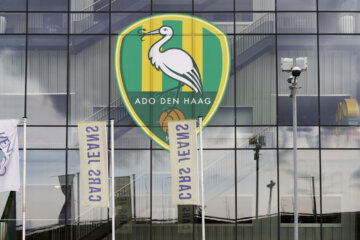 Het logo van ADO Den Haag op het stadion