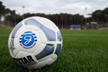 Het logo van De Graafschap op een bal