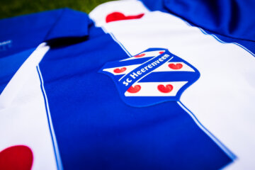 Het logo van SC Heerenveen op het thuisshirt