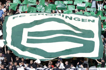 Het logo van FC Groningen op een banner op de tribune
