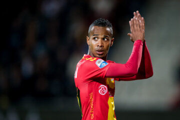 Jarchinio Antonia in het shirt van Go Ahead Eagles