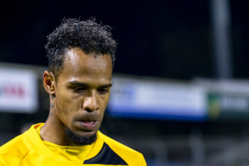 Jarchinio Antonia in het shirt van NAC Breda