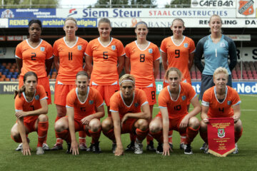 Atty Eelkema (met nummer 8) in Oranje