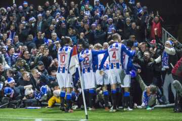 SC Heerenveen-fans vallen over elkaar heen na winnende goal tegen IJsselmeervogels (2016)