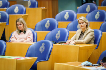 Jeanet van der Laan (r.) in de Tweede Kamer