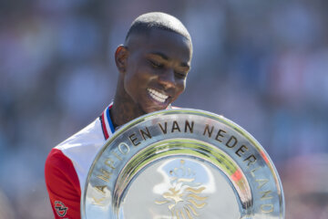 Eljero Elia na winnen kampioensschaal met Feyenoord
