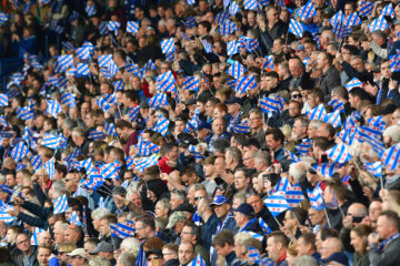 Fans van SC Heerenveen met Friese vlaggen