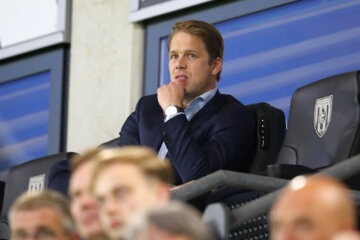 Tim Gilissen op de tribune bij Heracles Almelo