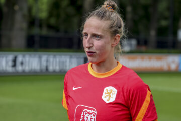 Sari van Veenendaal op het trainingsveld bij de OranjeLeeuwinnen