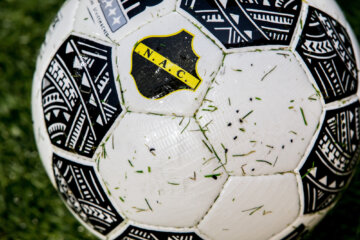 Een bal met het logo van NAC Breda