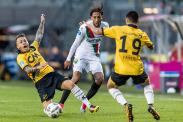 El Khayati in duel met voormalig NAC-spelers Angeliño en Manu García