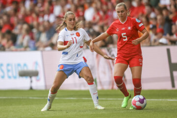 Lieke Martens in het duel met Zwitserland