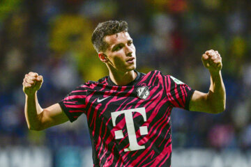 Tasos Douvikas juicht na een goal voor FC Utrecht