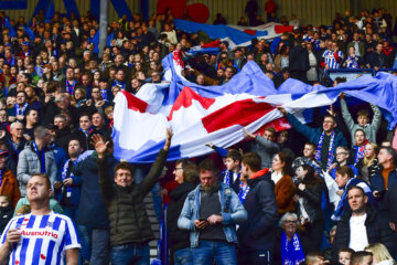 De sfeer op de tribunes van het Abe Lenstra Stadion zat er goed in