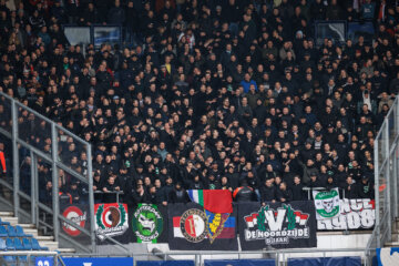 Feyenoord-fans in het uitvak van SC Heerenveen