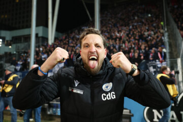 Chris de Graaf viert de bekerzege van Spakenburg op FC Utrecht