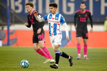 Een duel tussen SC Heerenveen en Feyenoord