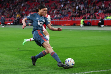 Bridget Jno Baptiste in actie namens Feyenoord tegen Ajax in de Johan Cruijff ArenA