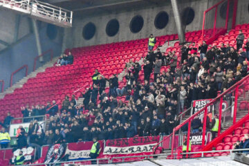 Supporters van AZ in het uitvak van FC Twente