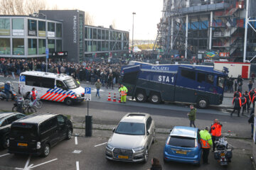 Politie rondom De Kuip tijdens Feyenoord - Ajax