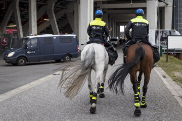 Politie te paard bij De Grolsch Veste