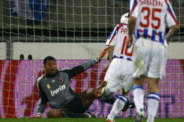Danijel Pranjic scoort een panenka tegen AC Milan-keeper Dida