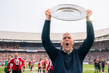 Arne Slot met de kampioensschaal