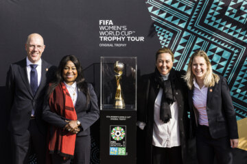 Gijs de Jong, Fatma Samoura, Sarai Bareman en Lucienne Reichardt met de WK-trofee