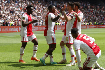 Mohammed Kudus, Steven Bergwijn, Dusan Tadic en Devyne Rensch vieren een goal