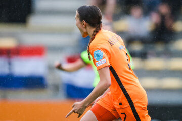 Lotte Keukelaar juicht