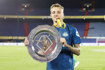 Noa Lang met de Johan Cruijff Schaal in 2023