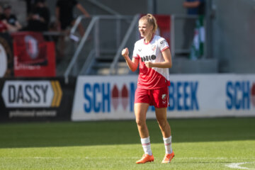 Dieke van Straten (FC Utrecht) juicht