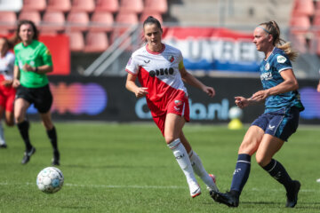 Eshly Bakker (FC Utrecht) en Amber Verspaget (Feyenoord)