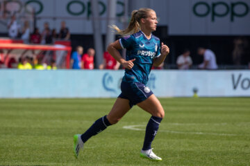 Kirsten van de Westeringh in actie namens Feyenoord